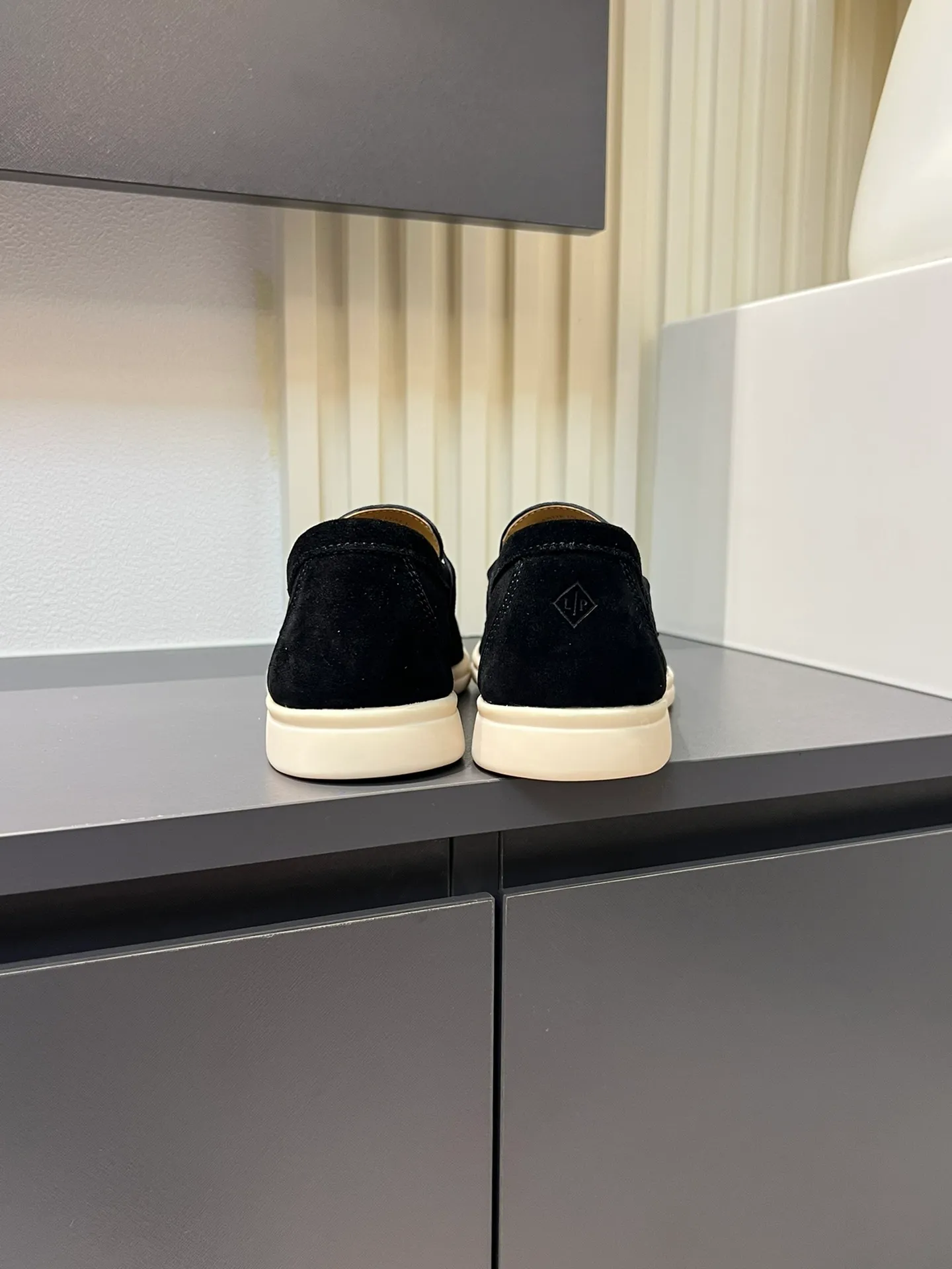 Men's shoes 💰p360 "Loro men's shoes 💰pian'*" Classic L men's shoes for couples 💰p Top version British flat loafers, a must-have item in old money style, the minimalist design is eye-catching and durable, a plus point for dressing The soft foot feel and texture are outstanding. They don’t scratch your feet and are very nice. They are matched with soft and waxy soles. They can be worn daily for a long time without getting tired. They are easy to wear, versatile and classic items, with perfect foot feel and texture! Imported cashmere fabric, the lining is made of imported A-grade water-dyed cow lining, the top version of the genuine leather midsole is sewn with pure handmade mark thread! Size: Female 35-40 (34. Customized) Male 38-44 (45.46. Customized)